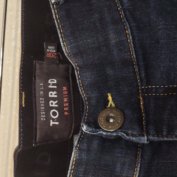 SLIGHTLY USED TORRID PREMIUM BOMBSHELL SKINNY BLUE JEANS SIZE 20R - Picture 2 of 11